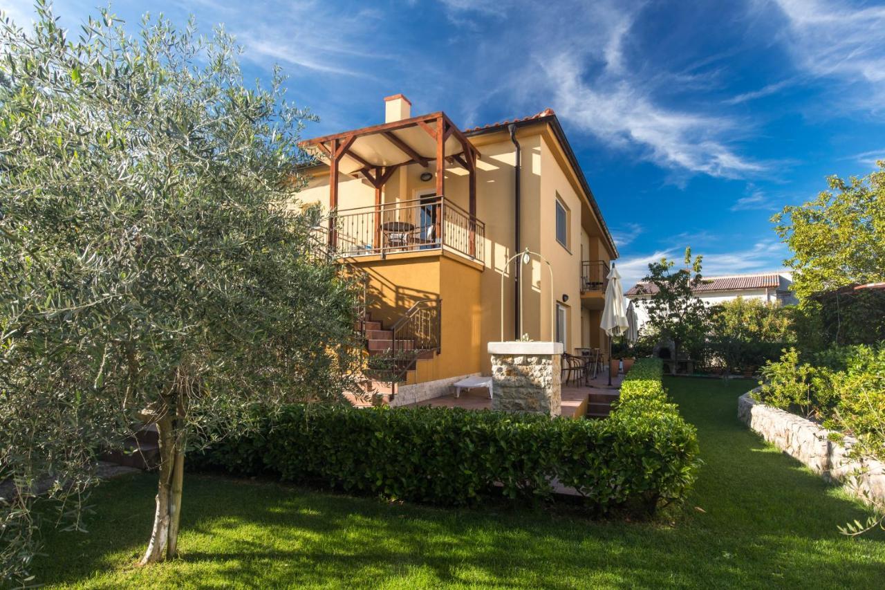 Apartmani Laura Krk Krk Town Exterior photo