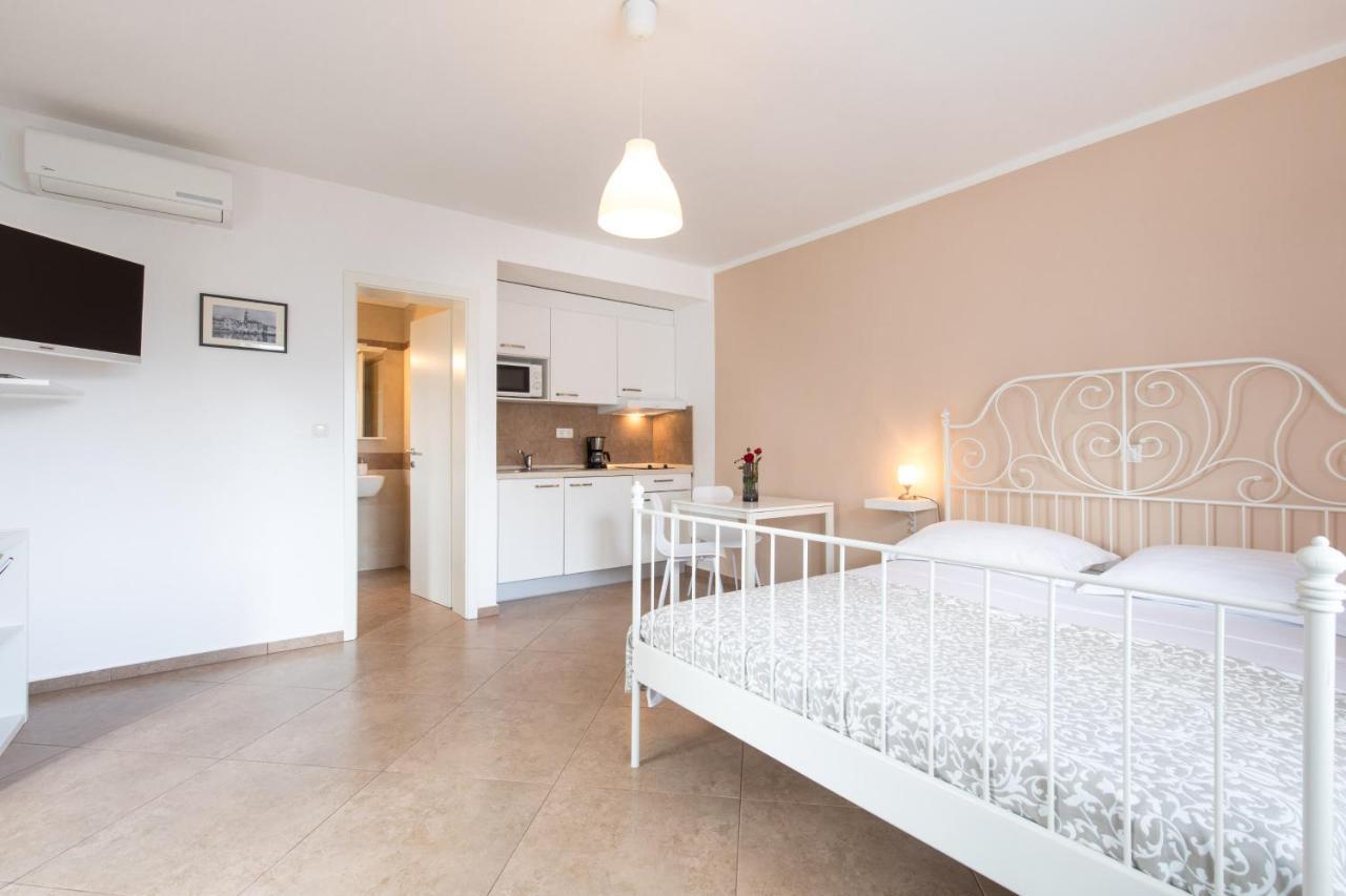 Apartmani Laura Krk Krk Town Exterior photo