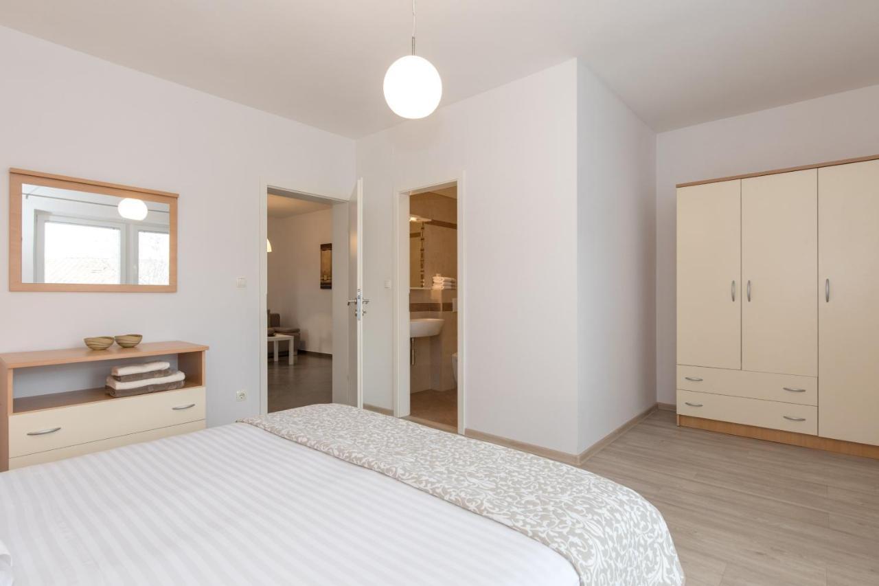 Apartmani Laura Krk Krk Town Exterior photo
