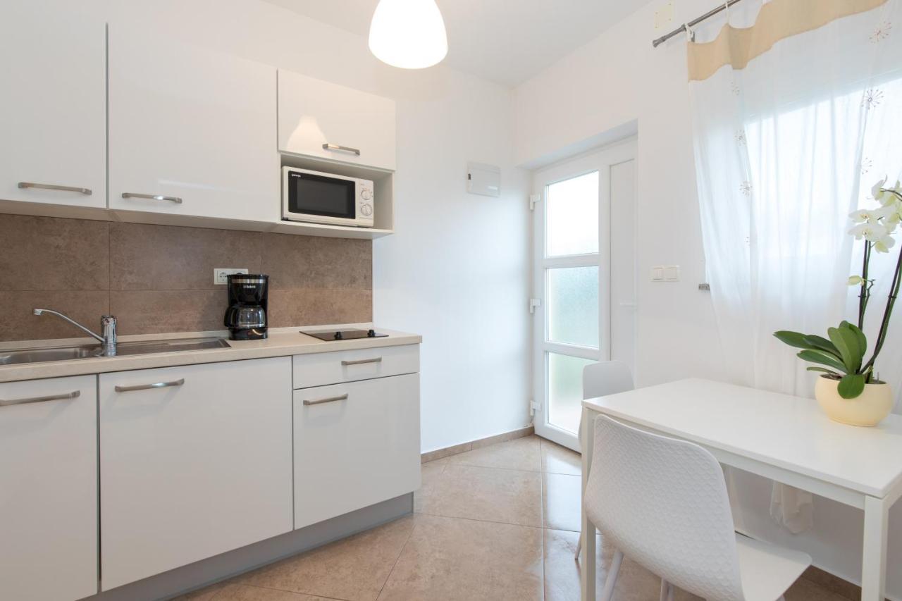 Apartmani Laura Krk Krk Town Exterior photo