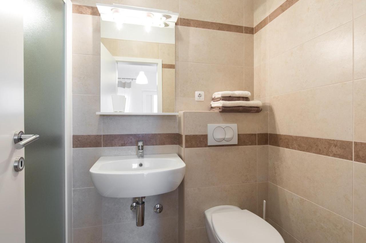Apartmani Laura Krk Krk Town Exterior photo
