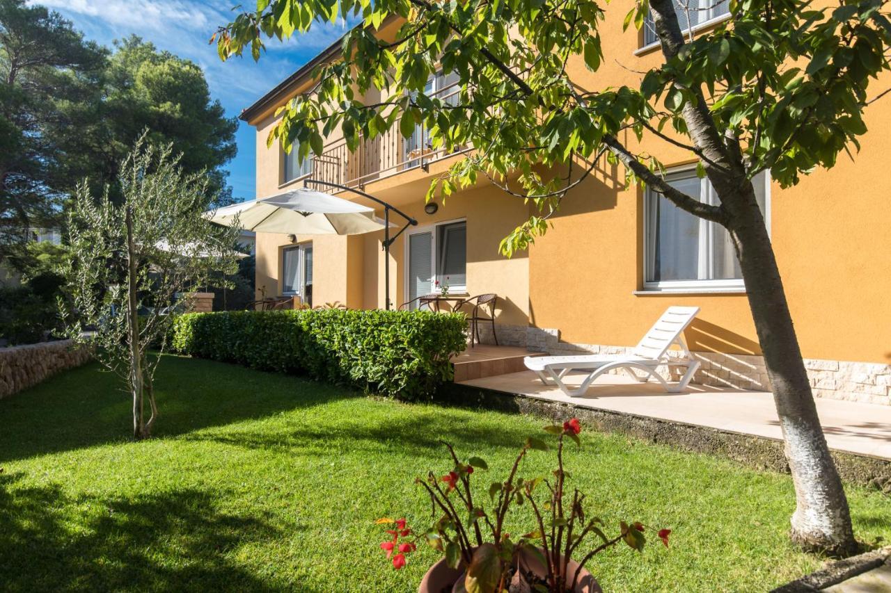 Apartmani Laura Krk Krk Town Exterior photo