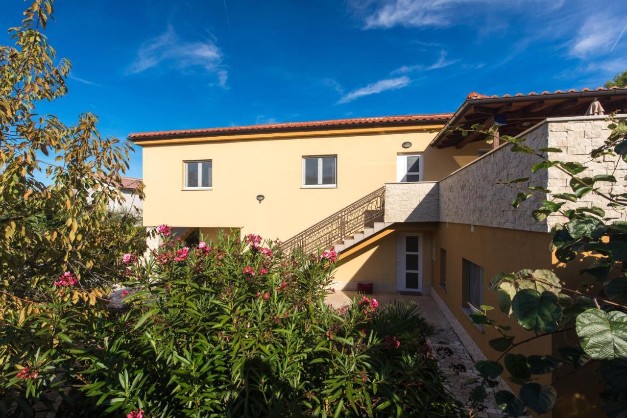Apartmani Laura Krk Krk Town Exterior photo